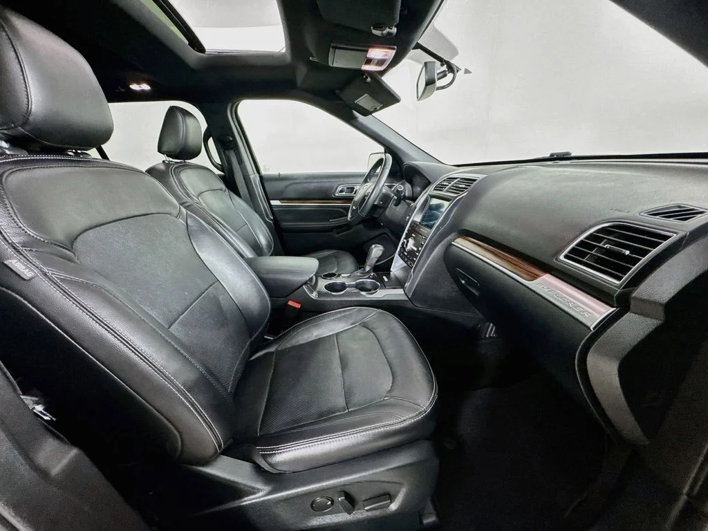 Used 2019 Black Metallic Ford Limited image 39