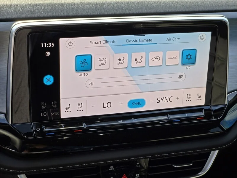 New 2025 White Volkswagen 2.0T SE w/Technology image 13