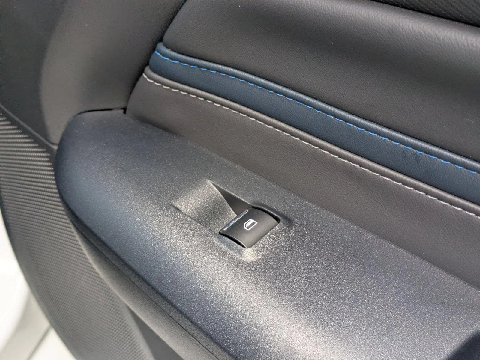 Used 2025 Oxford White Ford GT Premium image 27