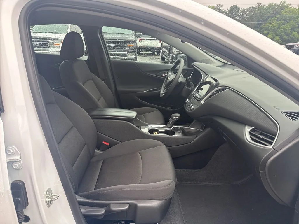 Used 2025 White Chevrolet LT image 9