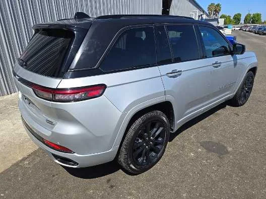 Used 2022 Silver Zynith Jeep Overland image 4