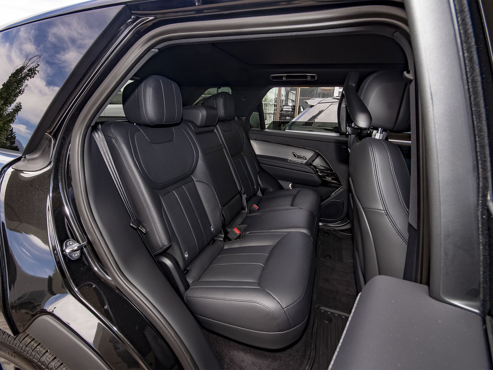 New 2026 Santorini Black Land Rover SE image 45