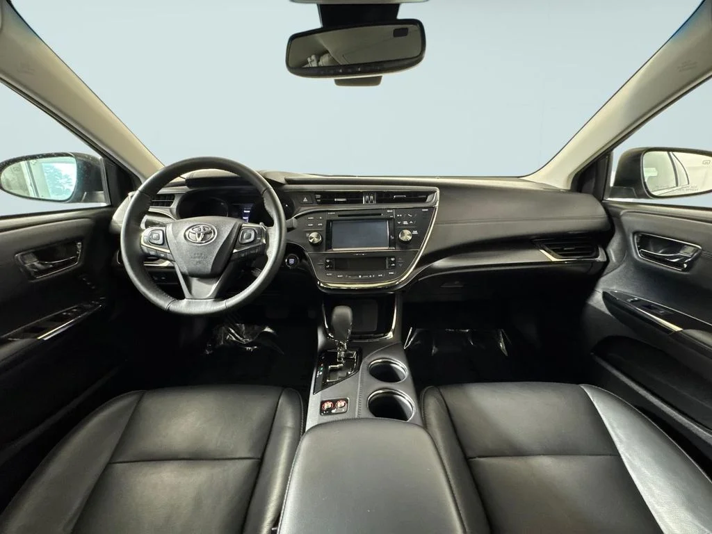 Used 2018 Gray Toyota XLE Premium image 7