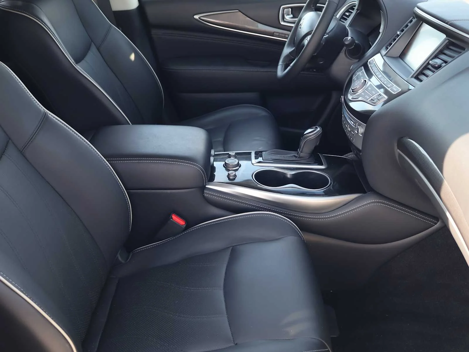 Certified Used 2019 Majestic White INFINITI LUXE image 11
