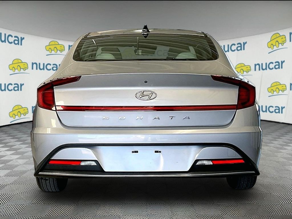 Used 2023 Silver Hyundai SE image 5