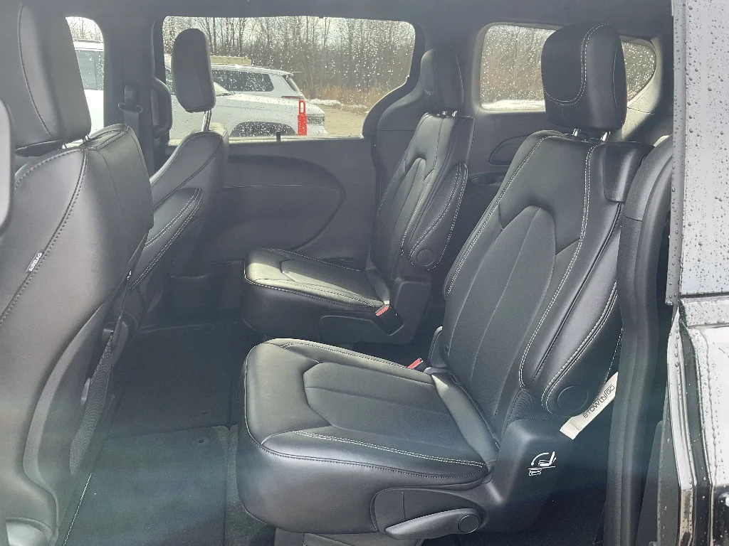 New 2026 Diamond Black Crystal Pearl-Coat Exterior Paint Chrysler Select image 9