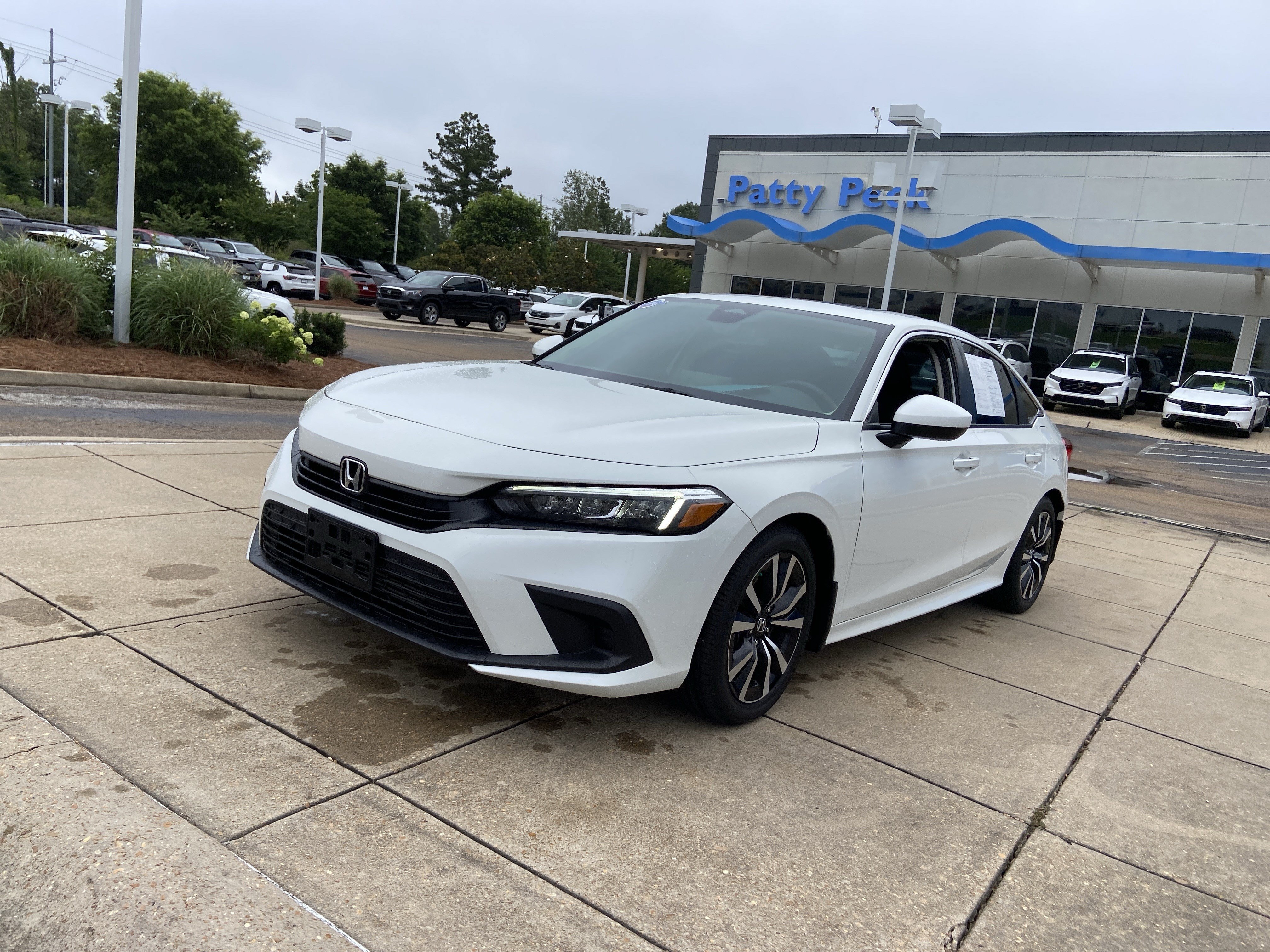 Used 2024 Platinum White Pearl Honda EX image 4