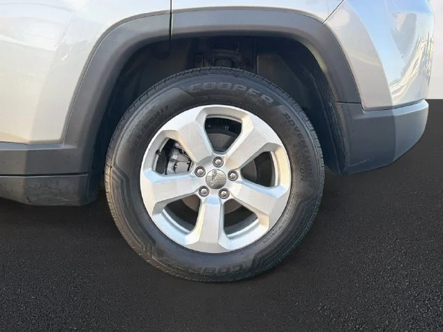 Used 2021 Silver Jeep Latitude image 10