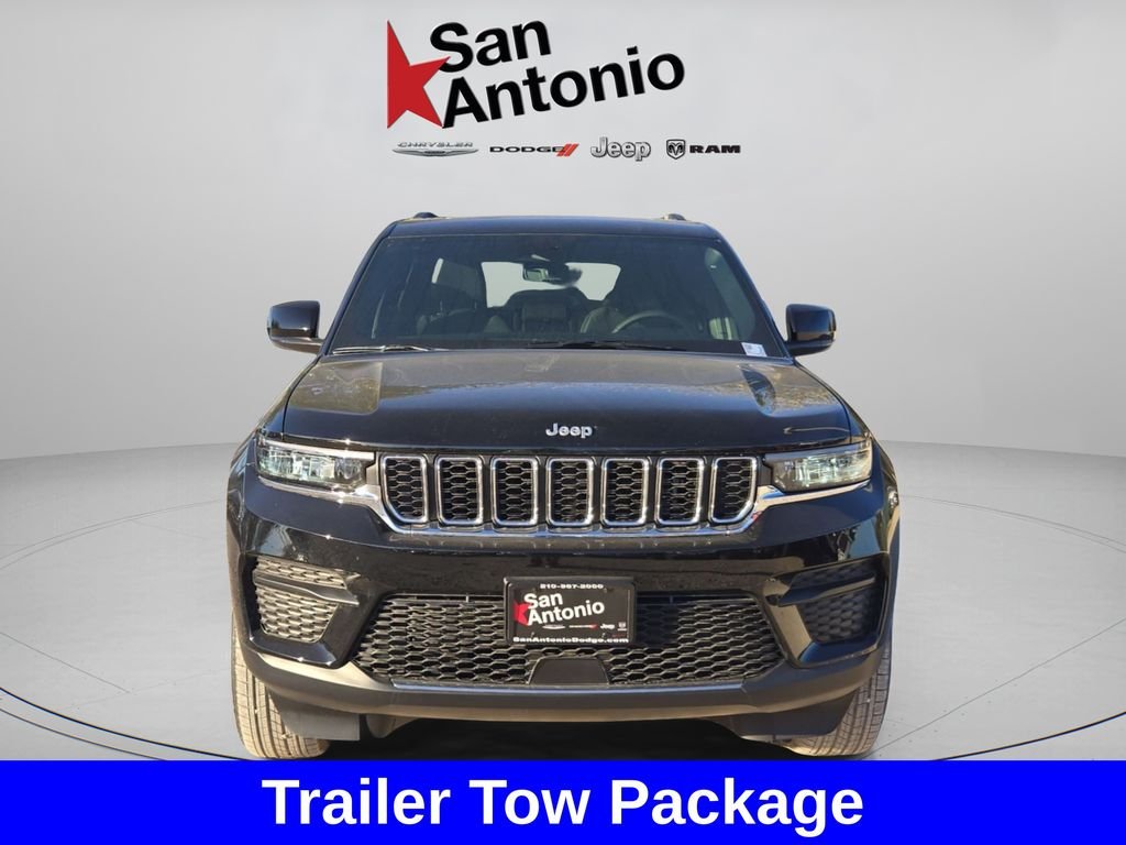New 2025 Diamond Black Crystal Pearl-Coat Exterior Paint Jeep Laredo X image 3