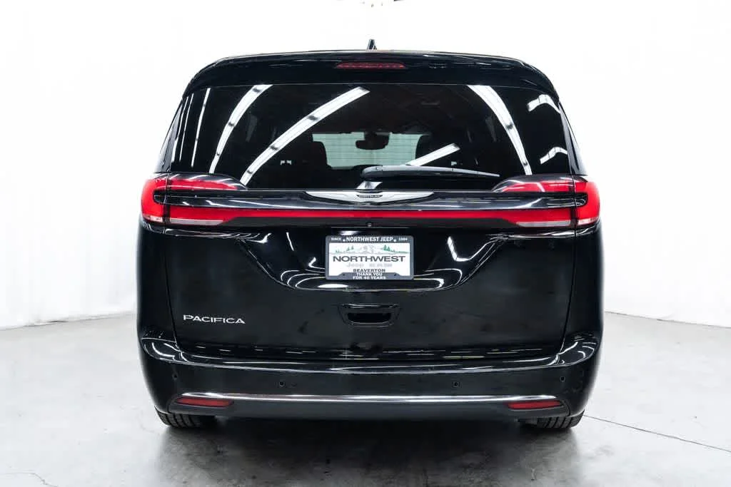 Used 2025 Diamond Black Crystal Pearlcoat Chrysler Select image 5