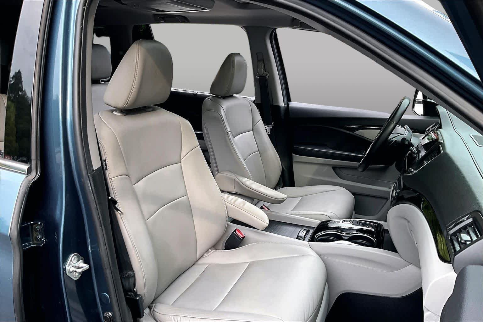 Used 2019 Steel Sapphire Metallic Honda Touring 8-Passenger image 9