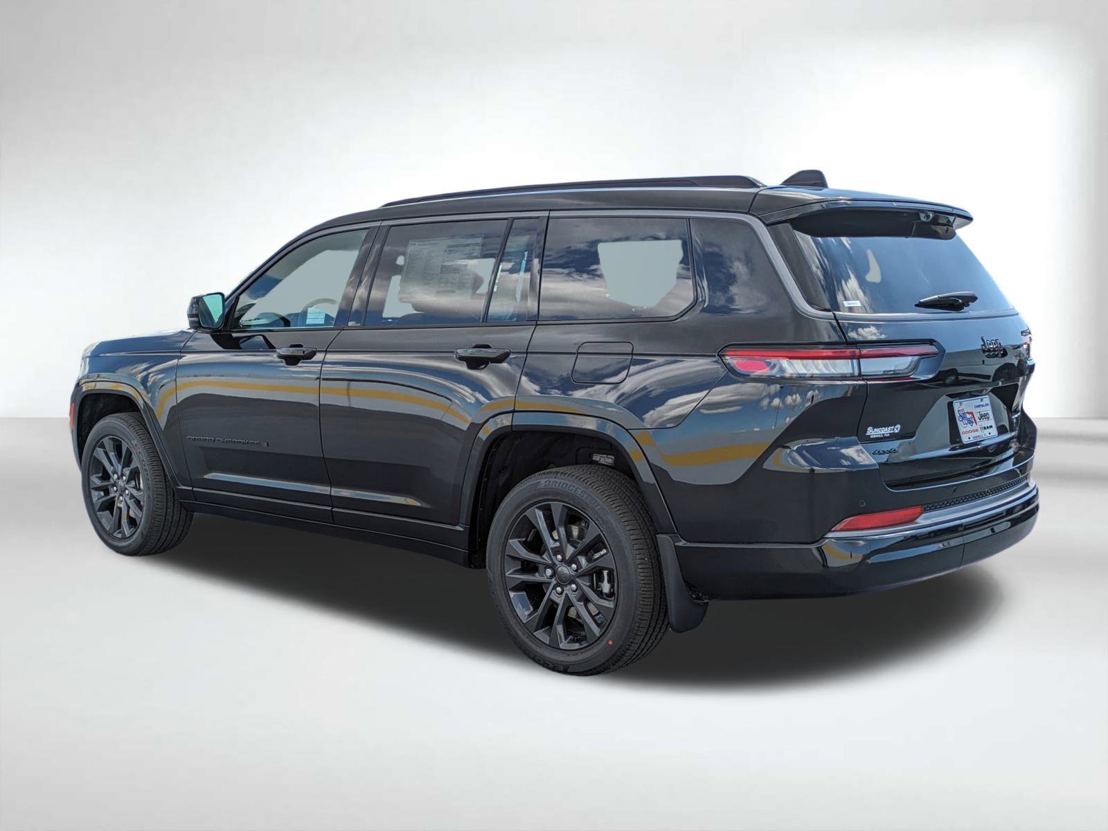 New 2026 Diamond Black Crystal Pearl-Coat Exterior Paint Jeep Limited image 6