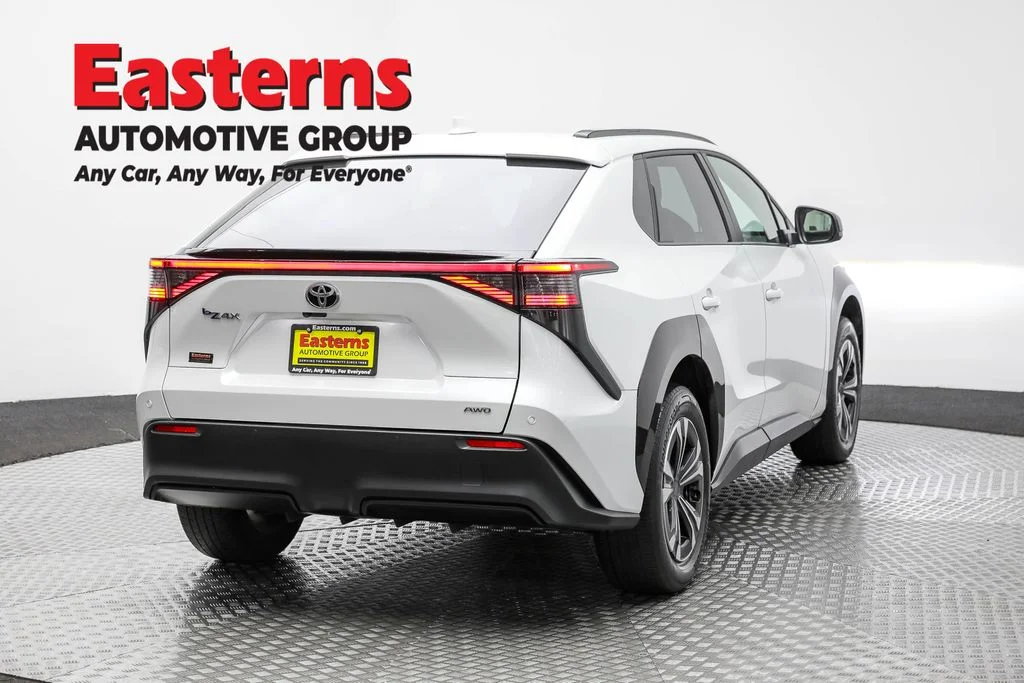 Used 2023 White Toyota XLE image 5
