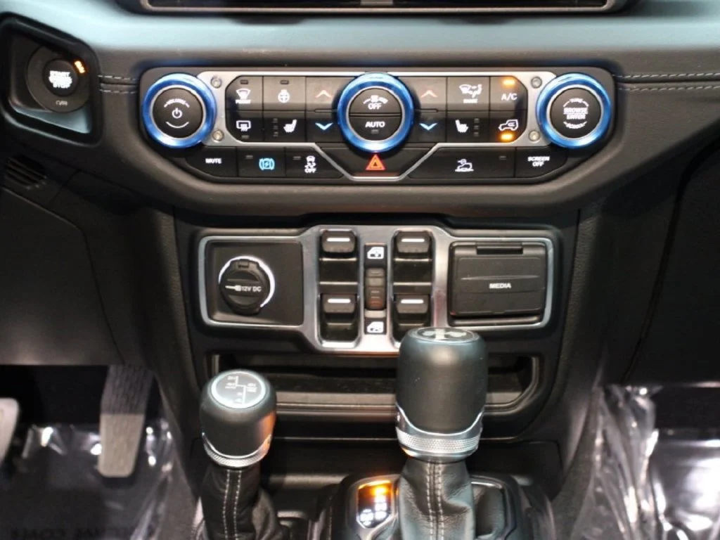 Used 2024 Earl Clearcoat Jeep Sahara 4xe image 18