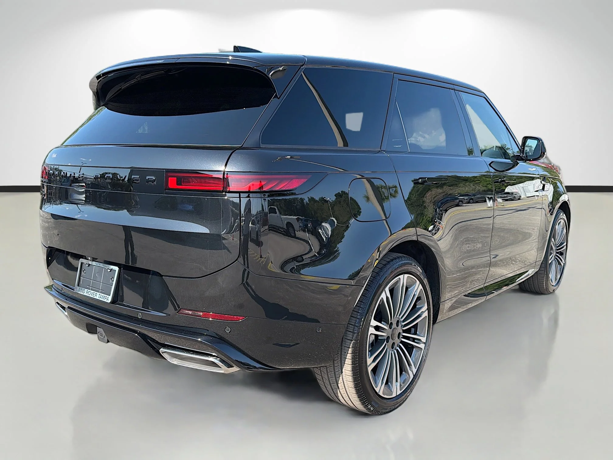 New 2026 Santorini Black Metallic Land Rover Dynamic SE image 5