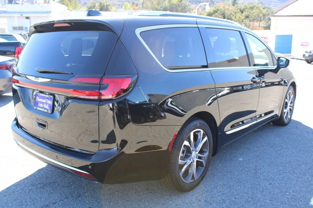 2026 Chrysler Pacifica Pinnacle - Photo 4