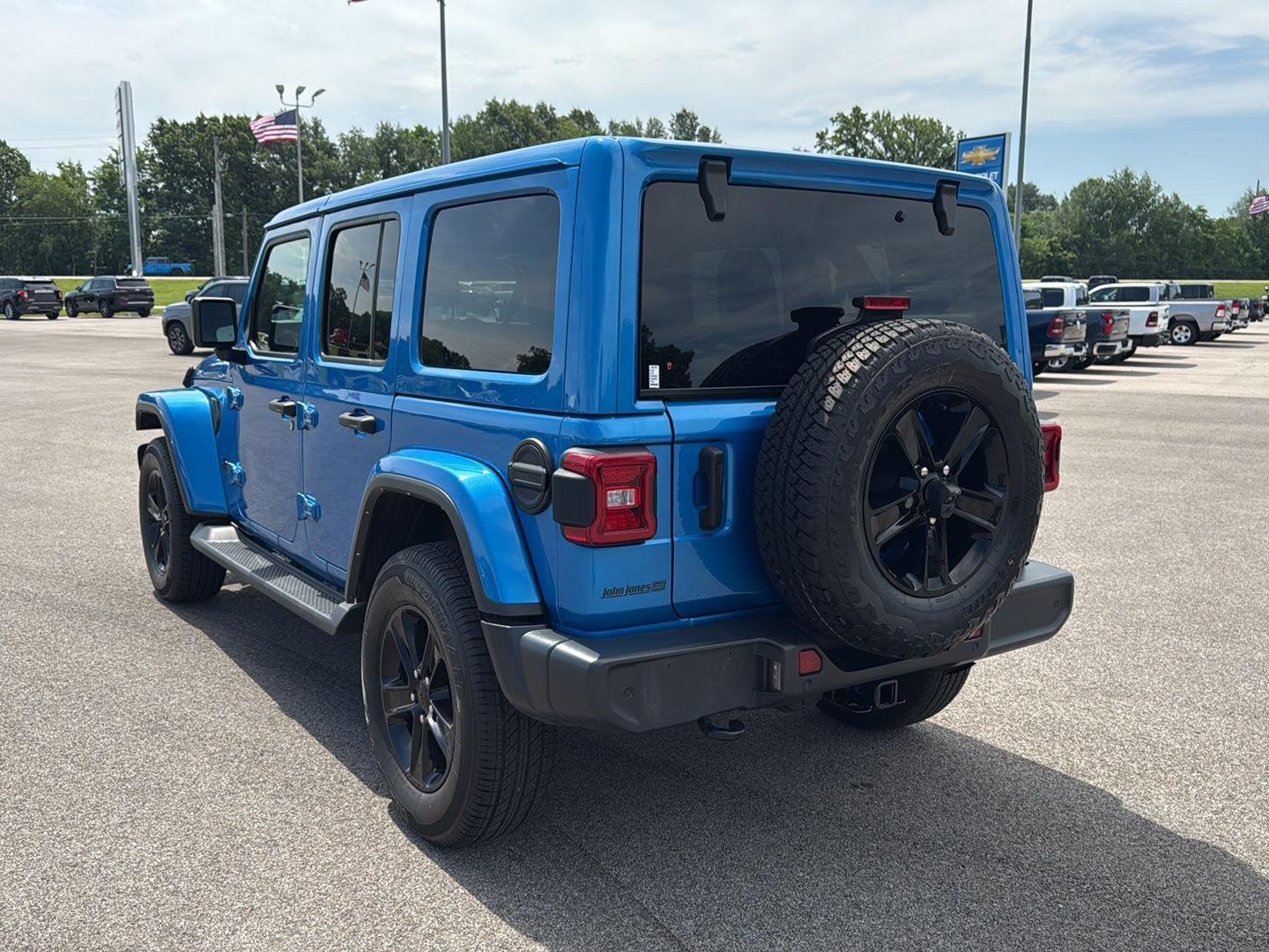 Used 2022 Hydro Blue Pearlcoat Jeep Unlimited Sahara Altitude image 16
