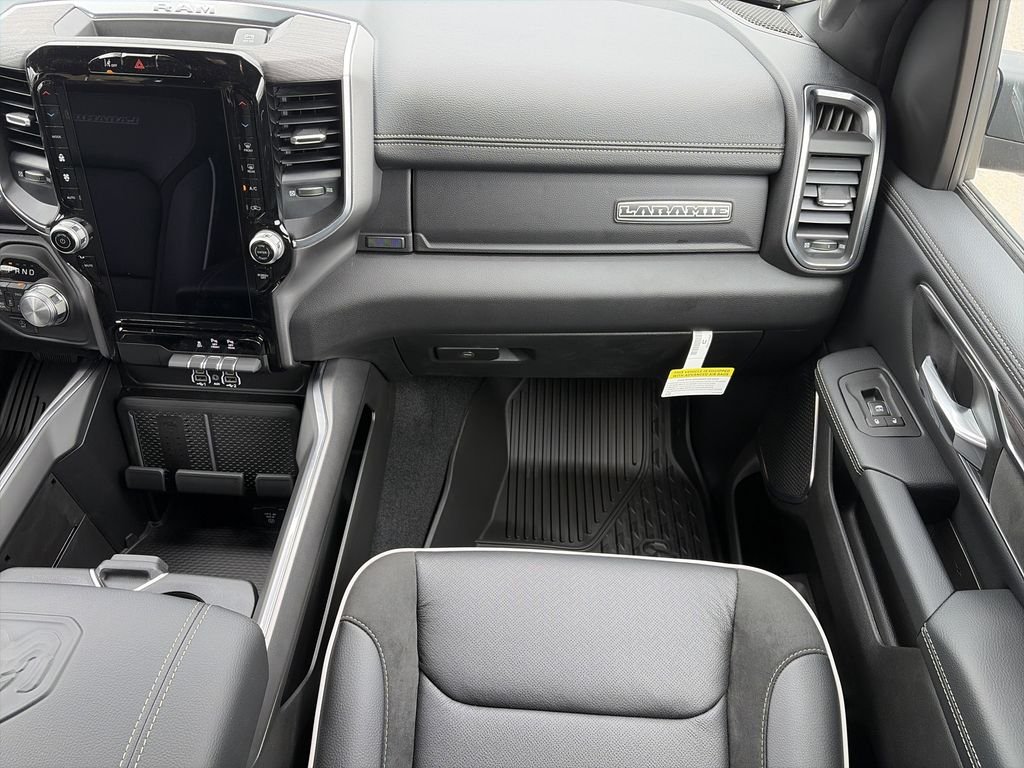 New 2026 Diamond Black Crystal Pearl-Coat Exterior Paint Ram Laramie image 16