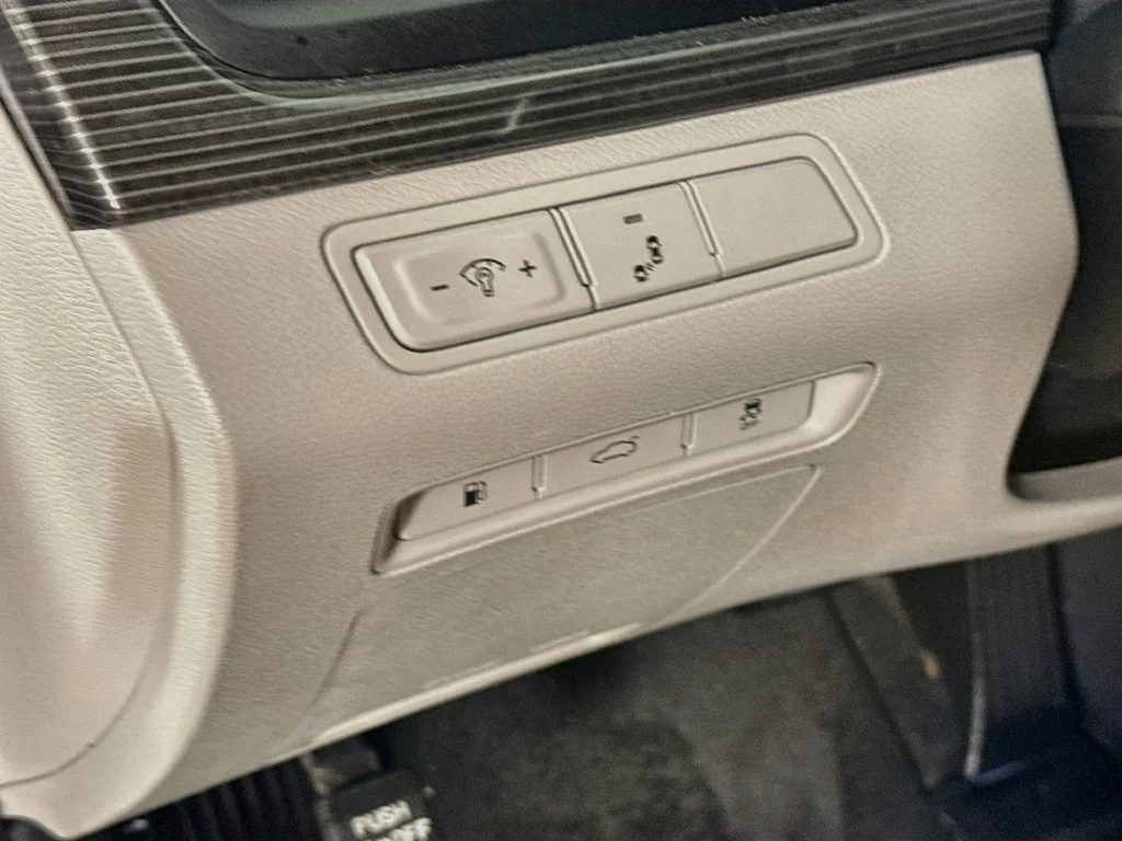 Used 2018 White Hyundai Limited image 10