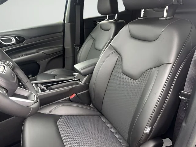 New 2026 Fathom Blue Pearl-Coat Exterior Paint Jeep Latitude image 21