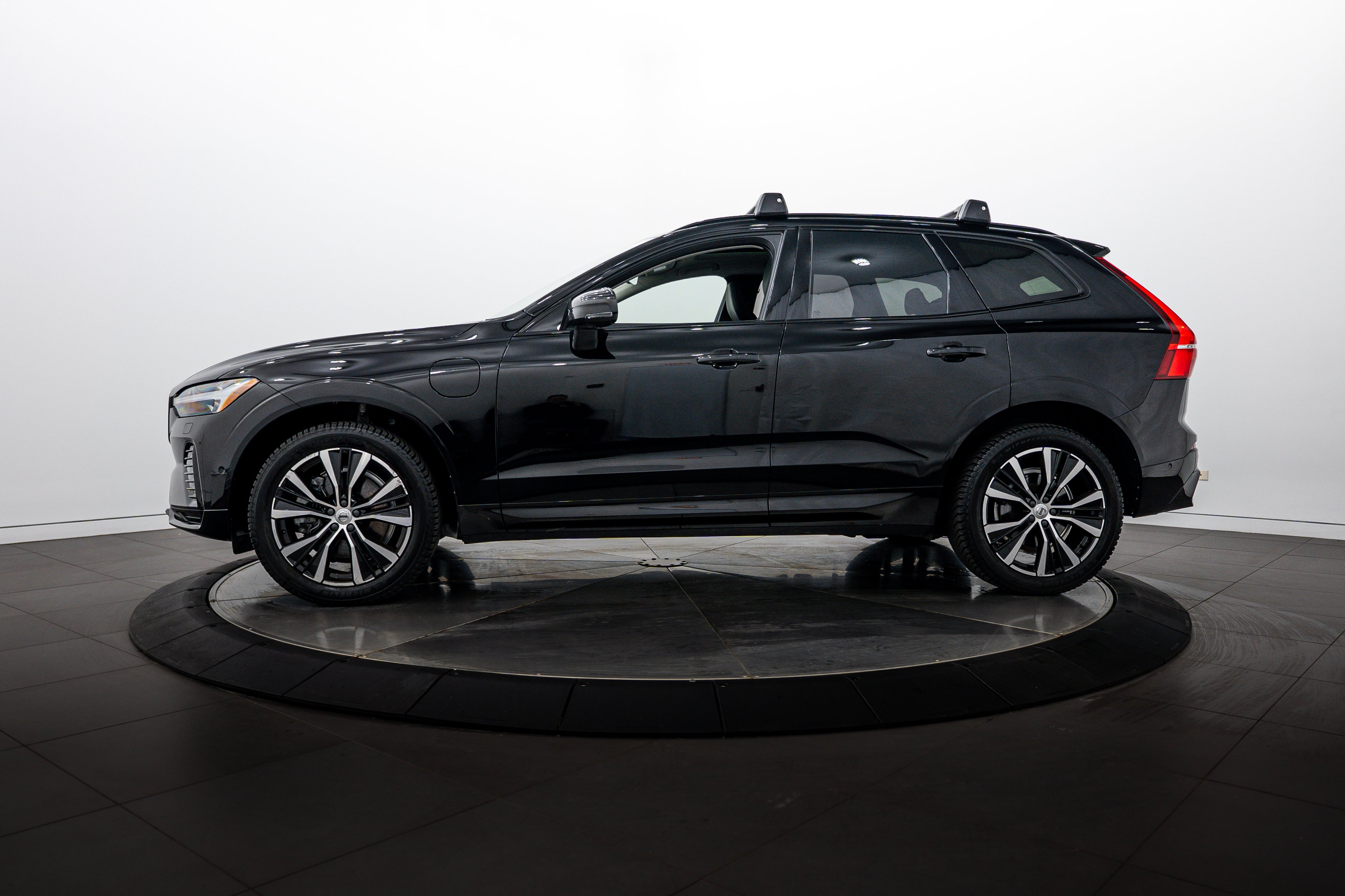Used 2023 Onyx Black Metallic Volvo Ultimate Dark Theme image 6