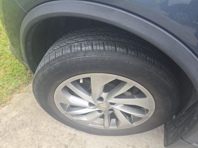 Used 2014  Nissan SL image 5
