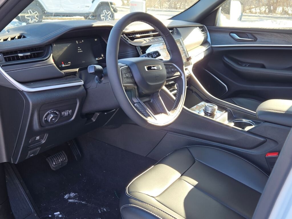 New 2026 Bright White Clear-Coat Exterior Paint Jeep Limited image 22