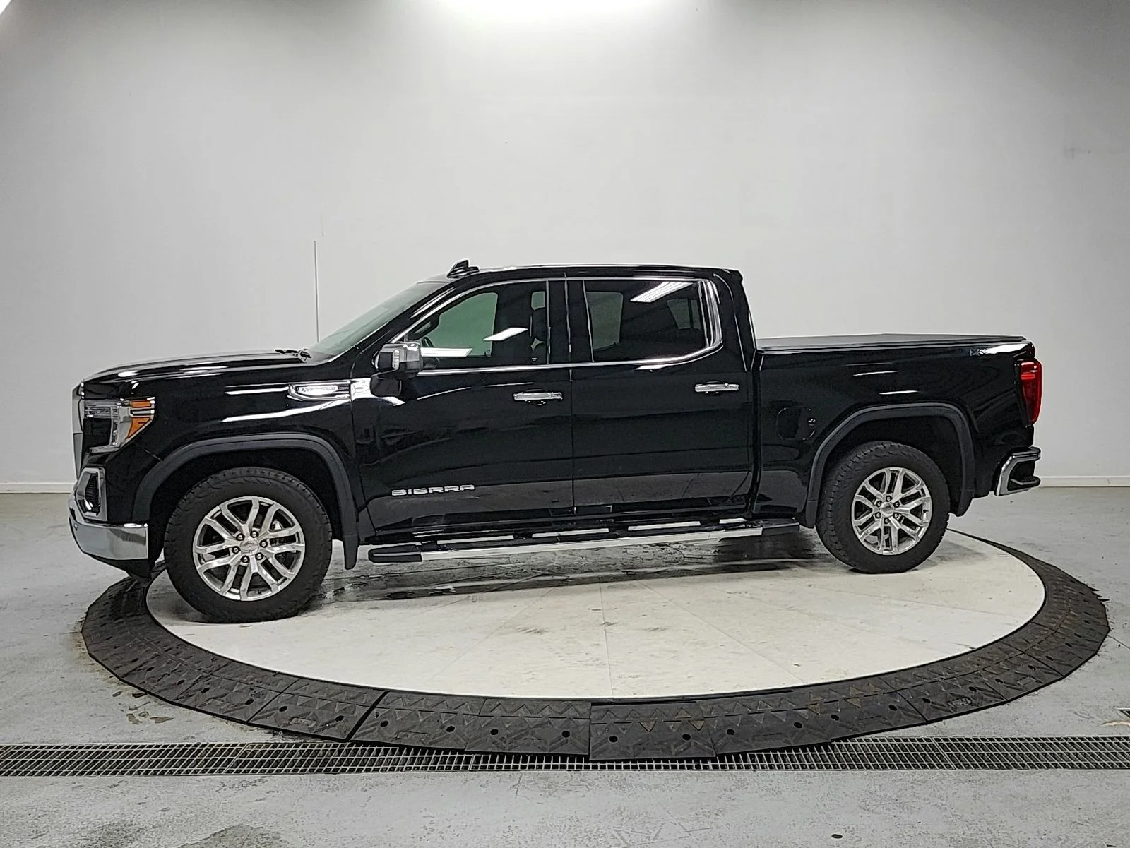 Used 2021 Black GMC SLT image 4