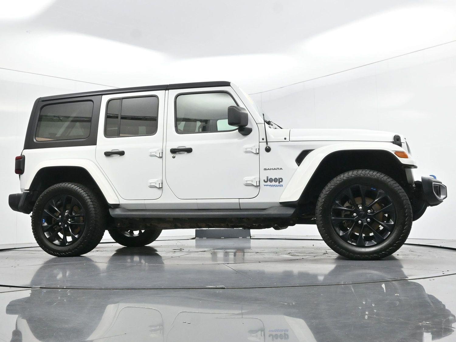 Used 2022 Bright White Clearcoat Jeep Unlimited Sahara image 46