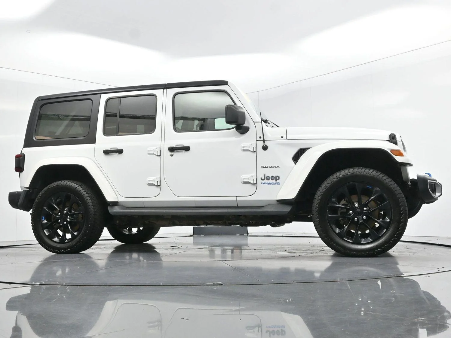 Used 2022 Bright White Clearcoat Jeep Unlimited Sahara image 46