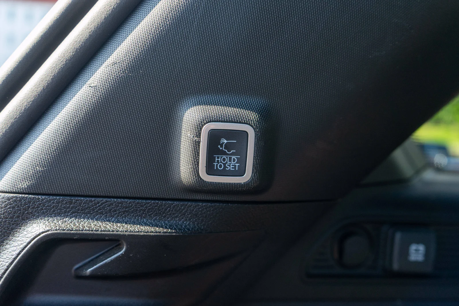Used 2023 Diamond Black Crystal Pearlcoat Jeep Limited image 10