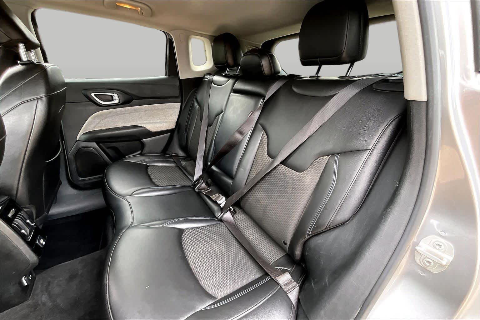 Used 2022 Billet Silver Metallic Clearcoat Jeep Latitude image 21
