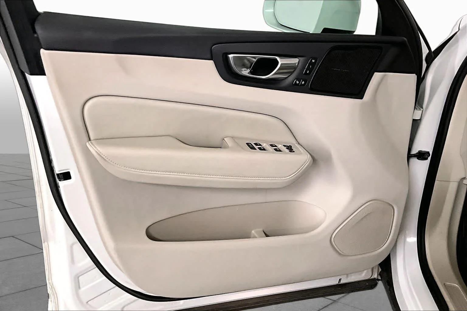 Used 2022 Crystal White Metallic Volvo Inscription image 22