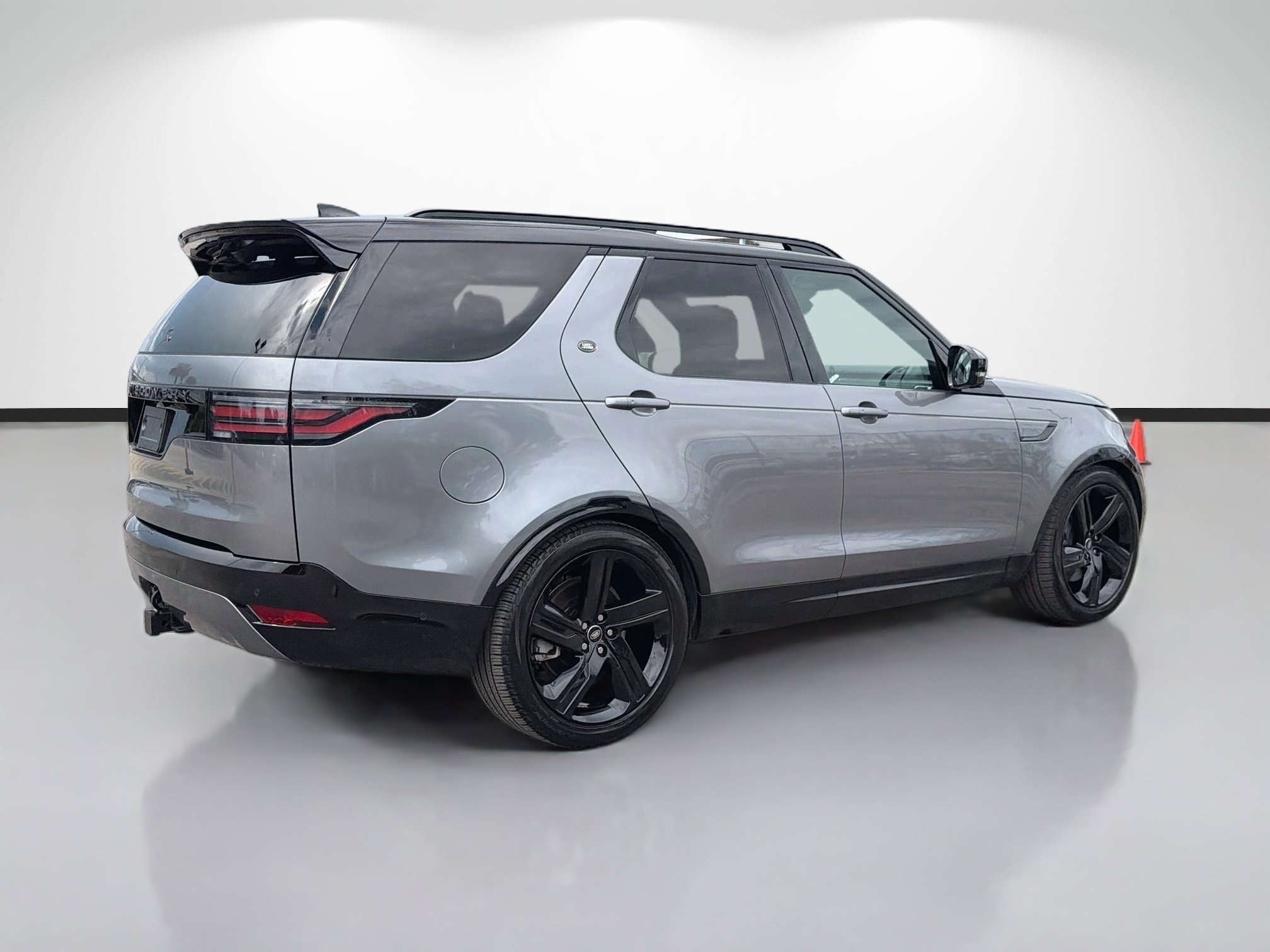 Certified Used 2025 Eiger Grey Metallic Land Rover Dynamic SE image 5