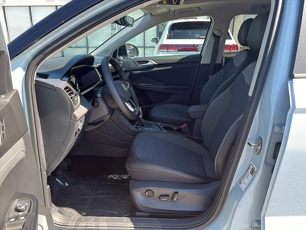 New 2027 Monument Gray w/ Deep Black Roof Volkswagen SE Black FWD image 5