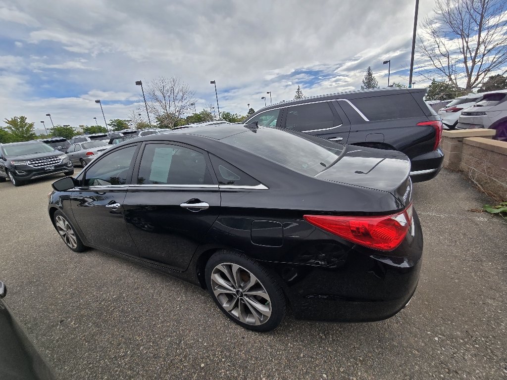 Used 2013 Midnight Black Mica Hyundai SE image 2