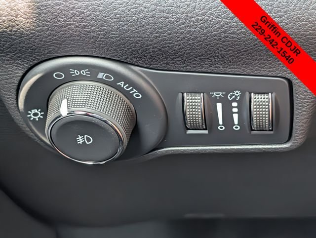 New 2026 Diamond Black Crystal Pearl-Coat Exterior Paint Jeep Latitude image 21