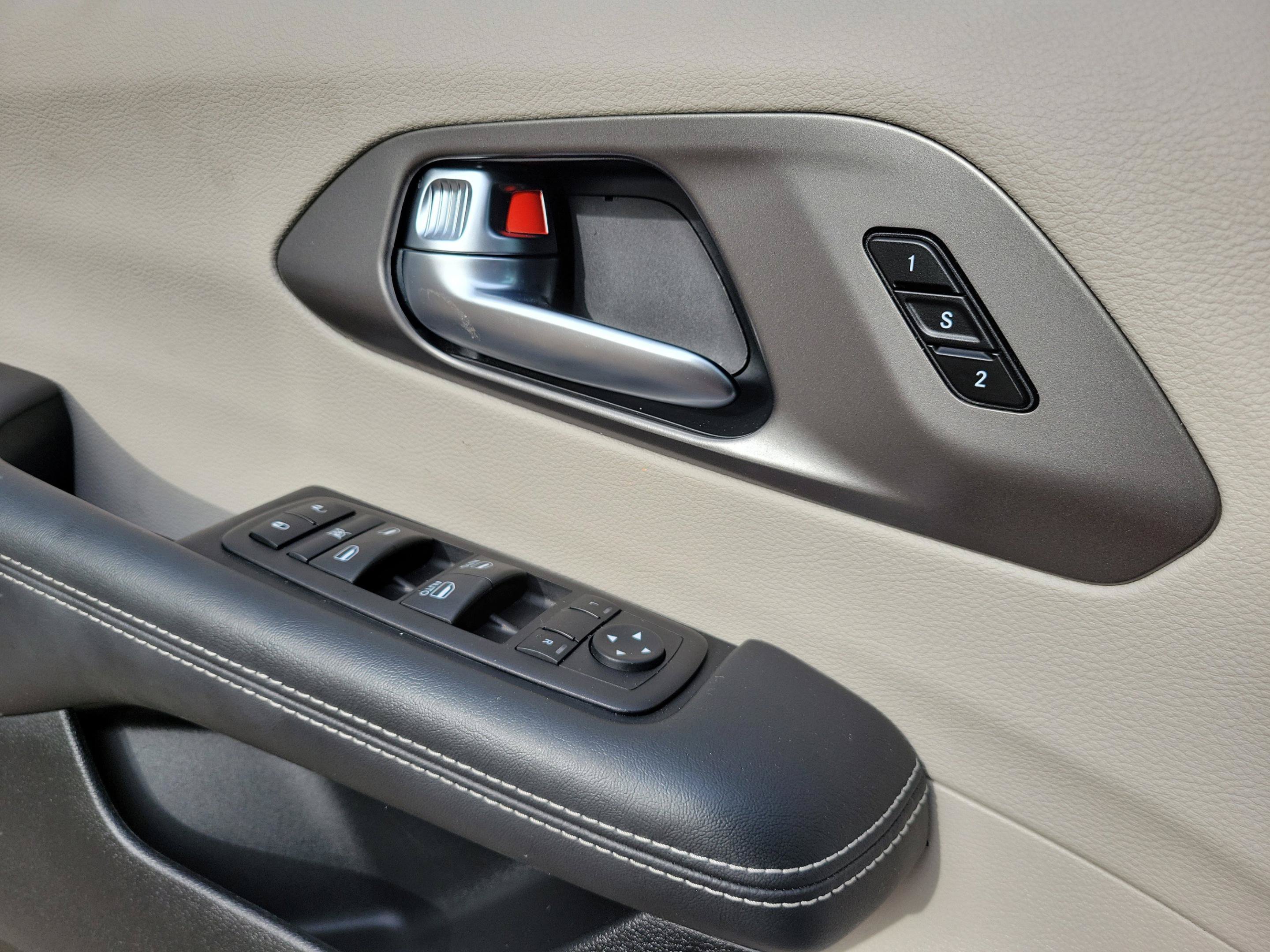 2024 Chrysler Pacifica Touring L - Photo 12