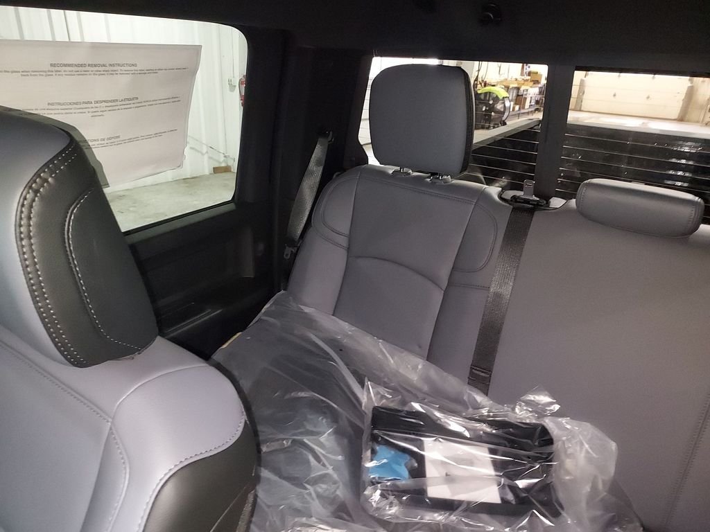 New 2026 Diamond Black Crystal Pearl-Coat Exterior Paint RAM Tradesman image 12