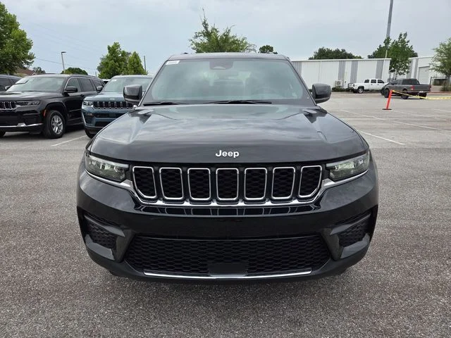 New 2026 Diamond Black Crystal Pearl-Coat Exterior Paint Jeep Laredo image 18