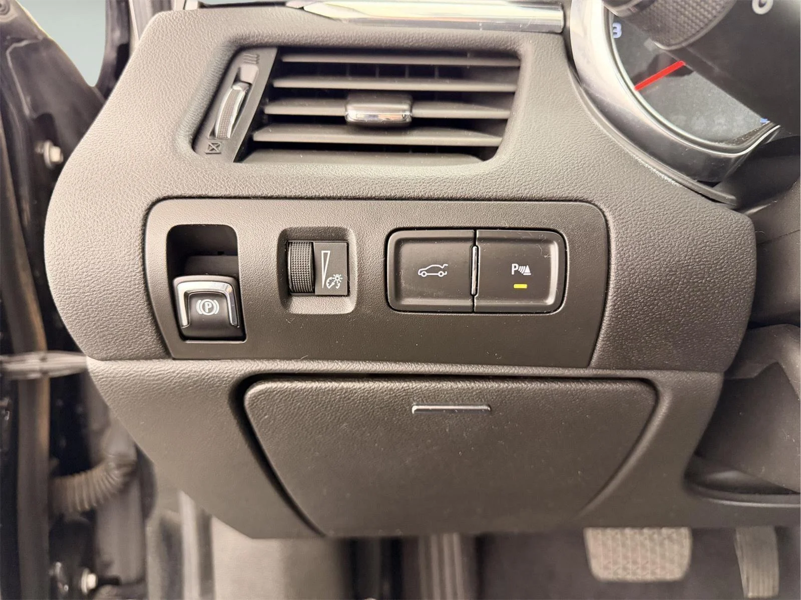 Used 2018 MOSAIC BLACK METALLIC Chevrolet Premier image 31