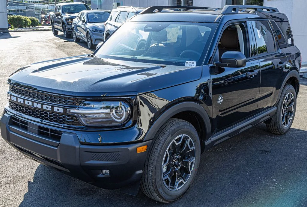 New 2026 Black Ford Outer Banks image 2