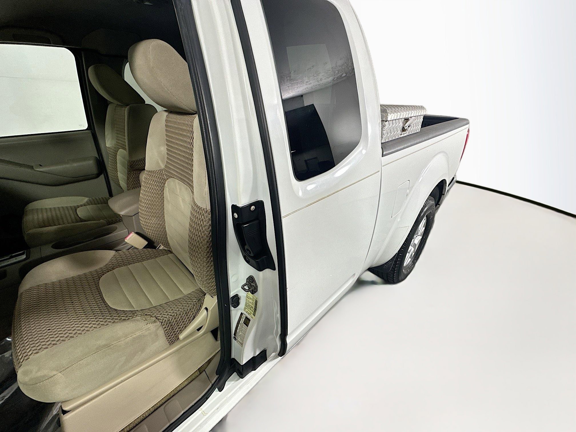 Used 2014 Glacier White Nissan SV image 12