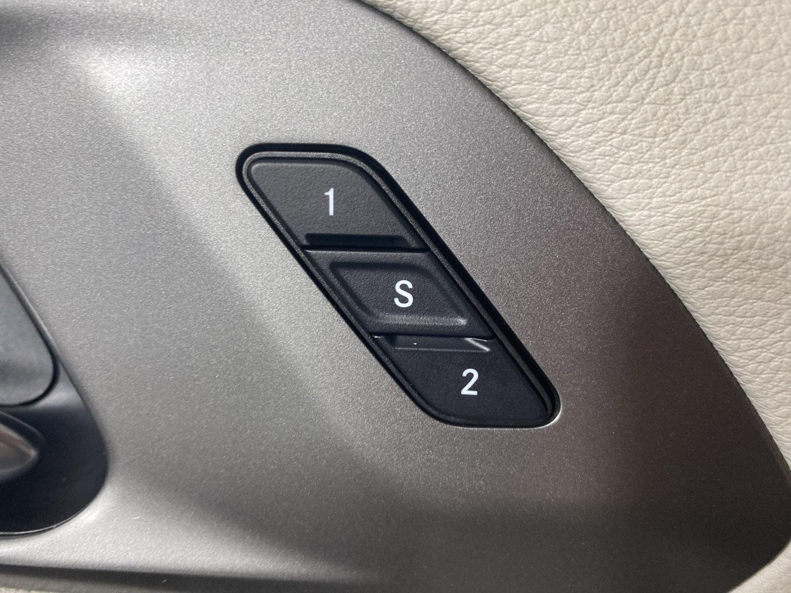 Used 2023 Brilliant Black Crystal Pearlcoat Chrysler Touring L image 23
