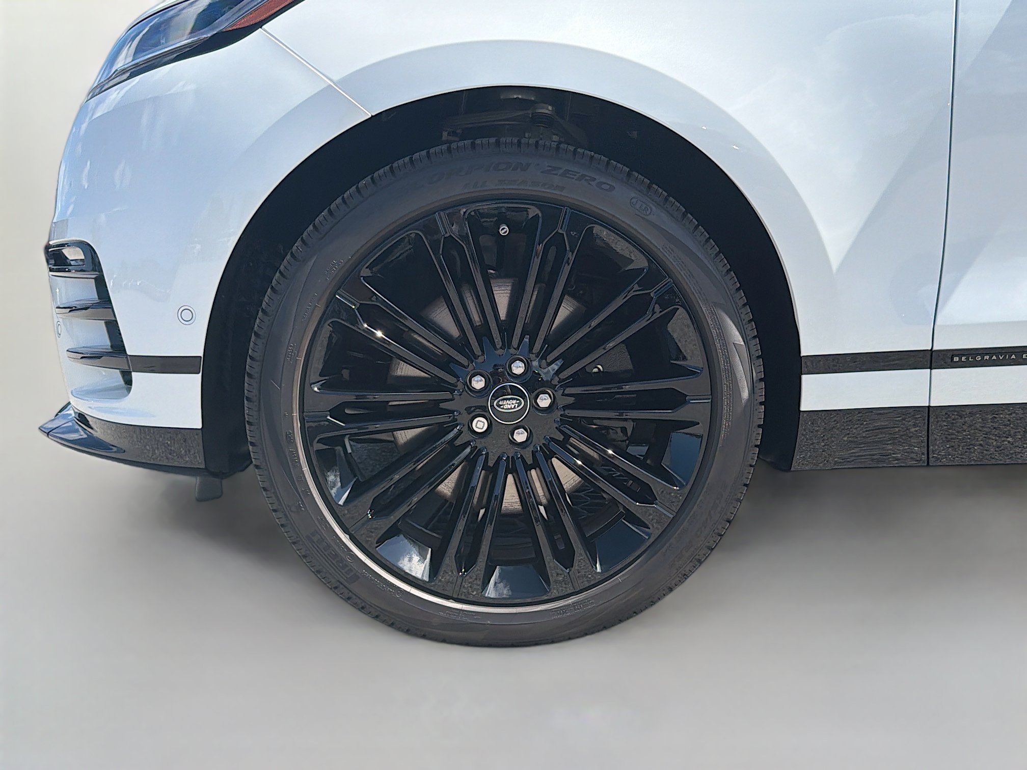 New 2026 Ostuni Pearl White Land Rover Belgravia Edition image 41
