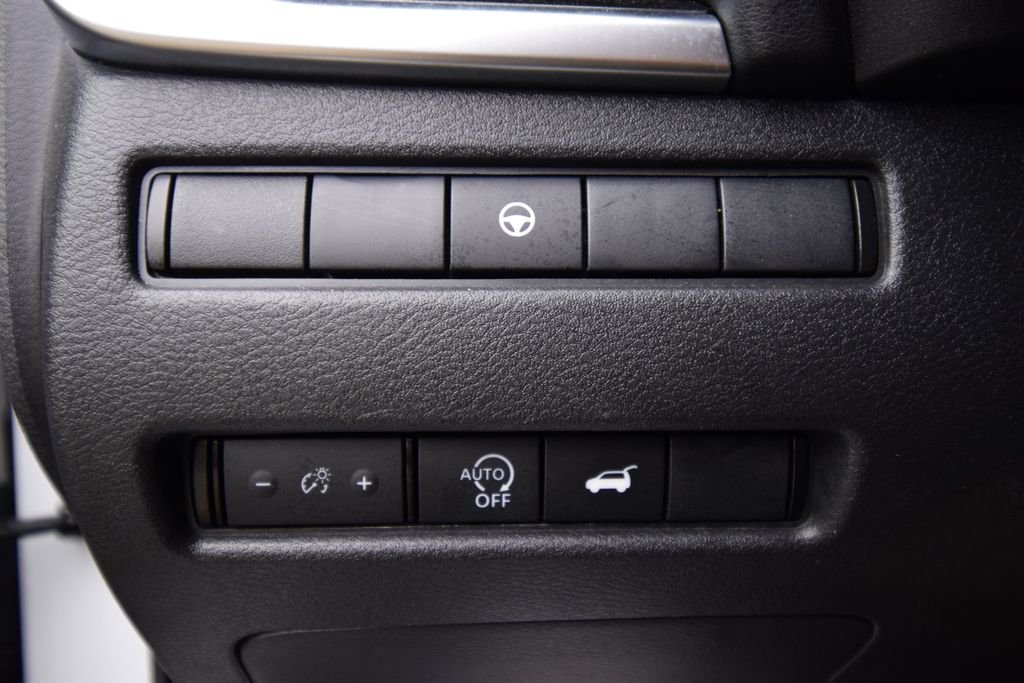 Used 2025 Everest White Pearl Nissan SV image 33