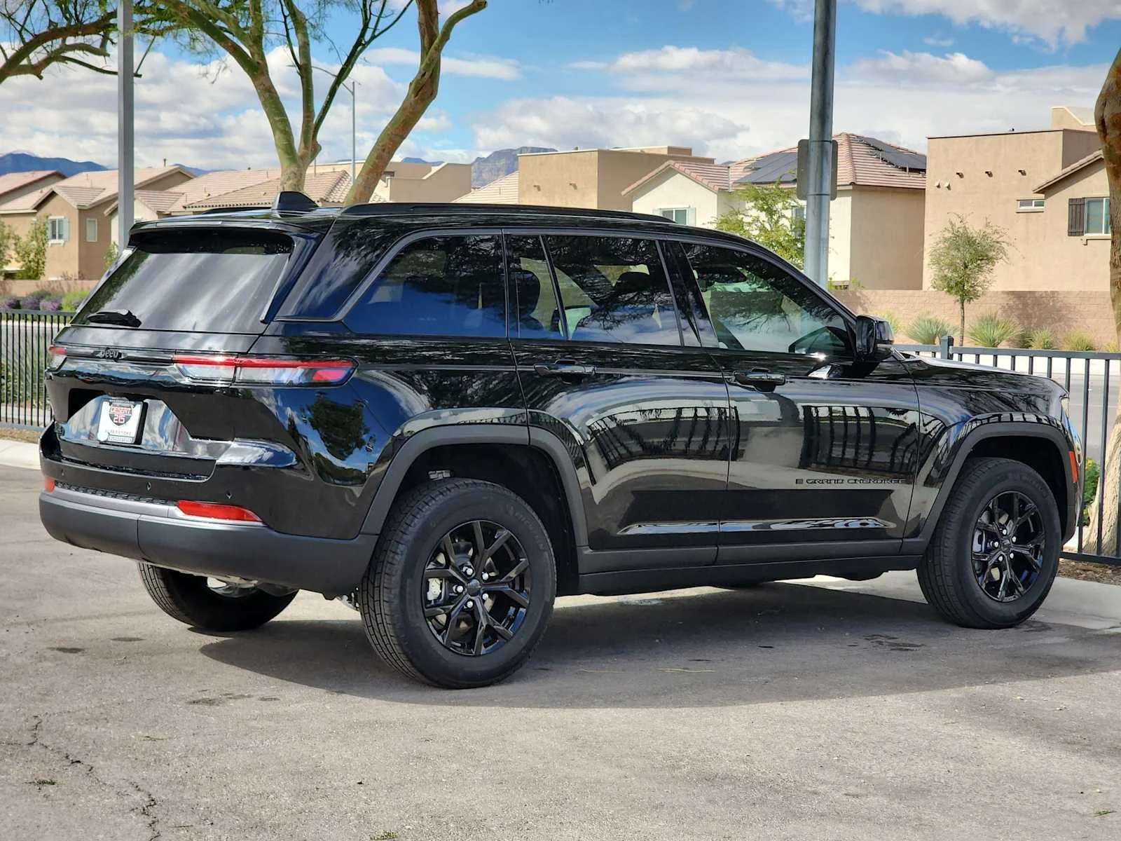 New 2026 Diamond Black Crystal Pearl-Coat Exterior Paint Jeep Laredo Altitude image 8