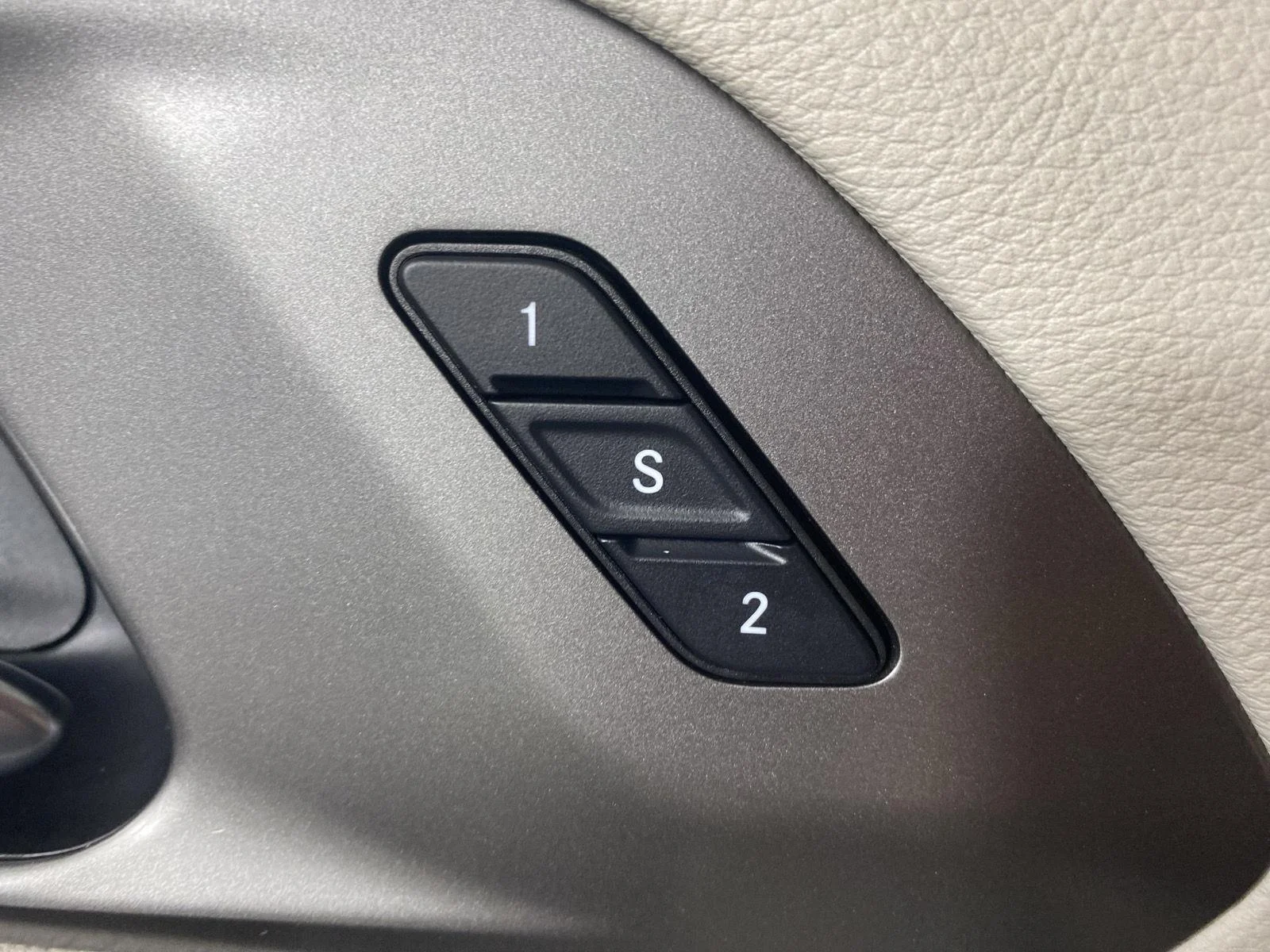 Used 2023 Brilliant Black Crystal Pearlcoat Chrysler Touring L image 23