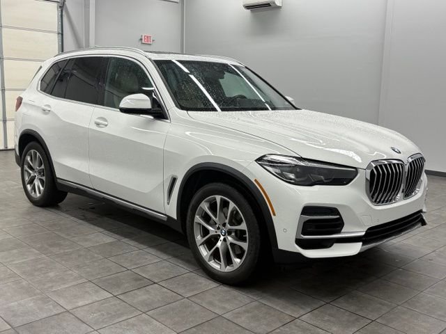 Used 2022 White BMW xDrive40i image 1