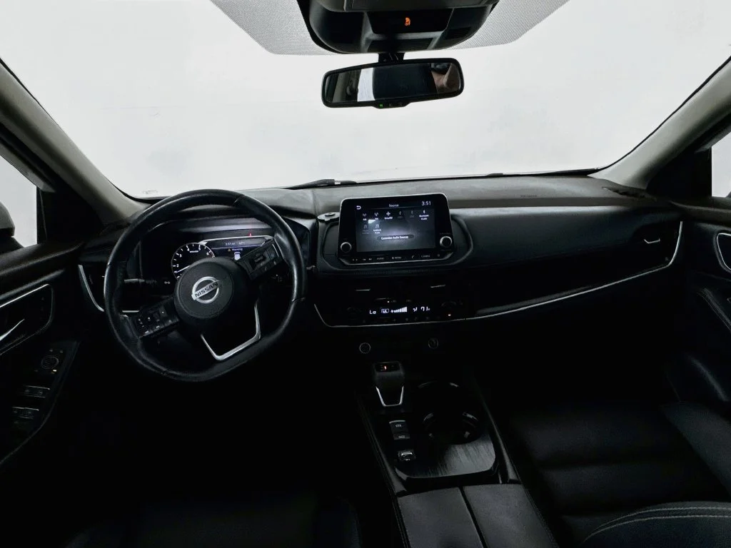 Used 2021 White Nissan SL image 26